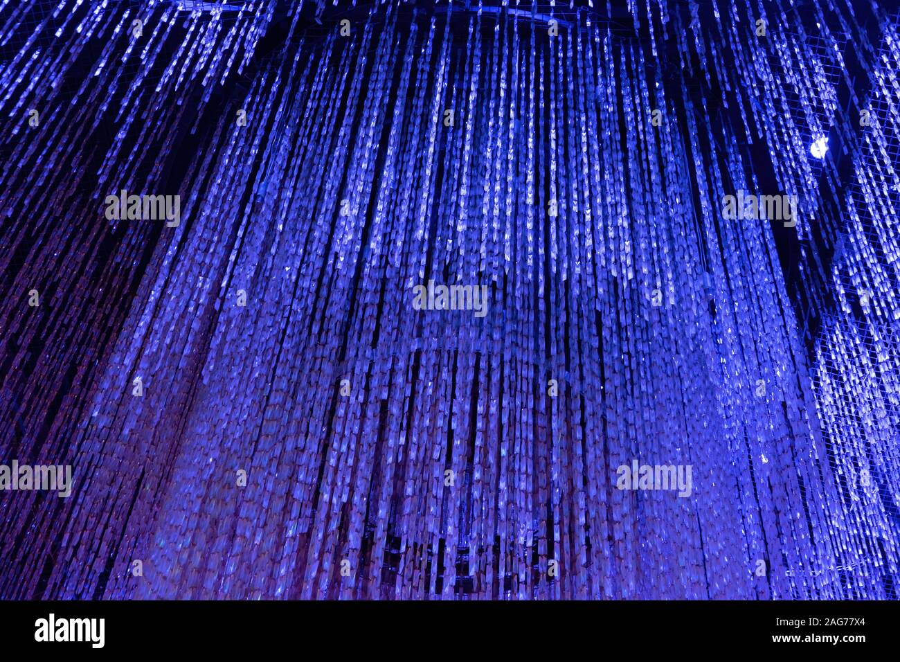 Résumé fond de pâte de verre, dans des guirlandes de lumière uv Banque D'Images