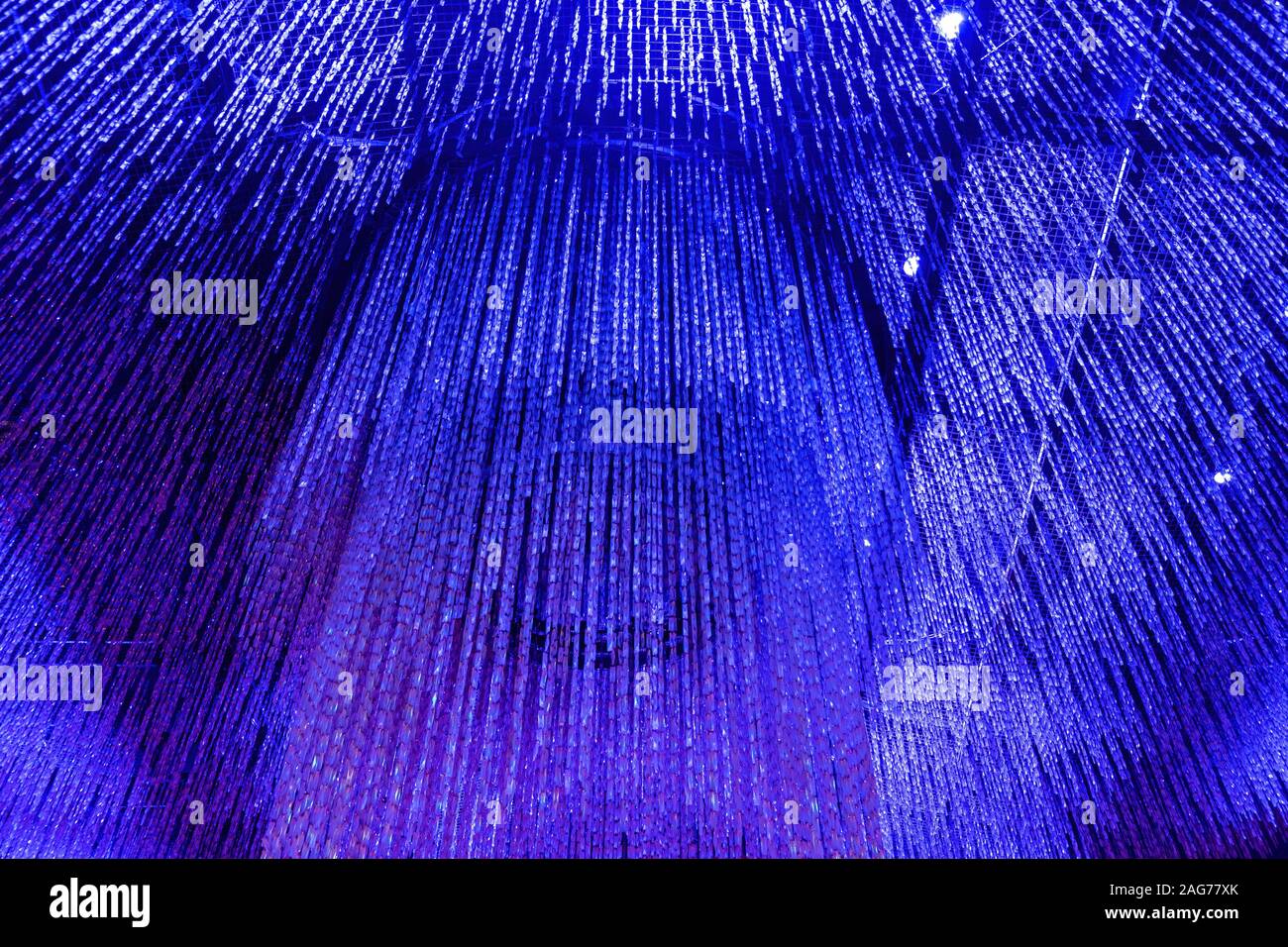 Plafond de verre à partir de rubans de couleurs bleu clair - abstract background Banque D'Images