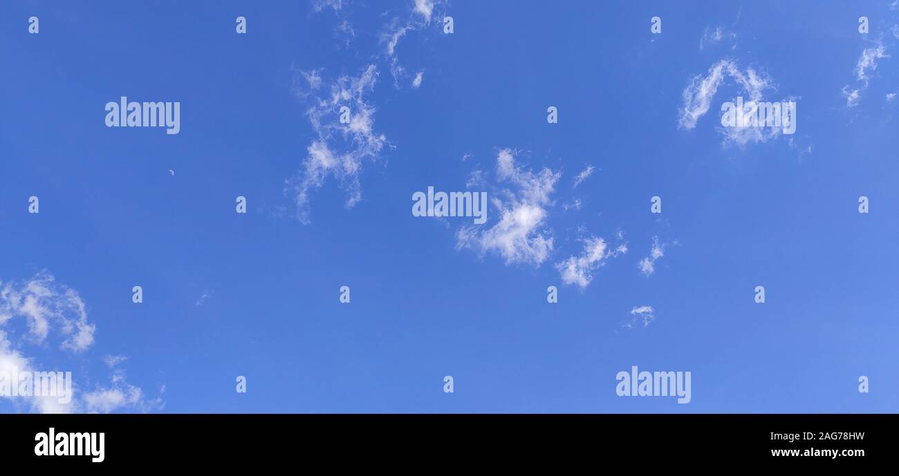 Nuage Blanc dans le ciel bleu Banque D'Images