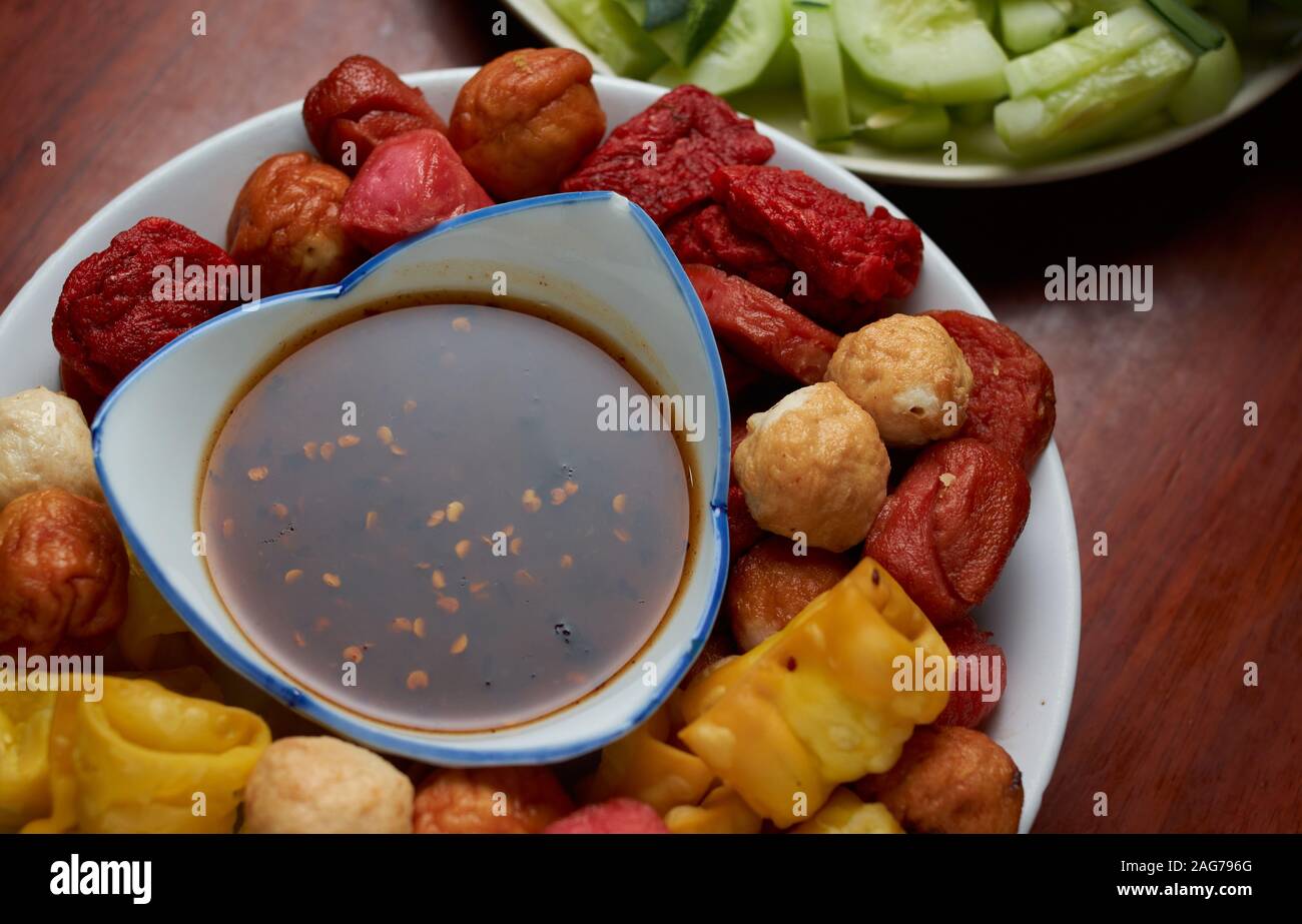 Boulettes Frites avec sauce épicée de l'alimentation de rue en Thaïlande Banque D'Images