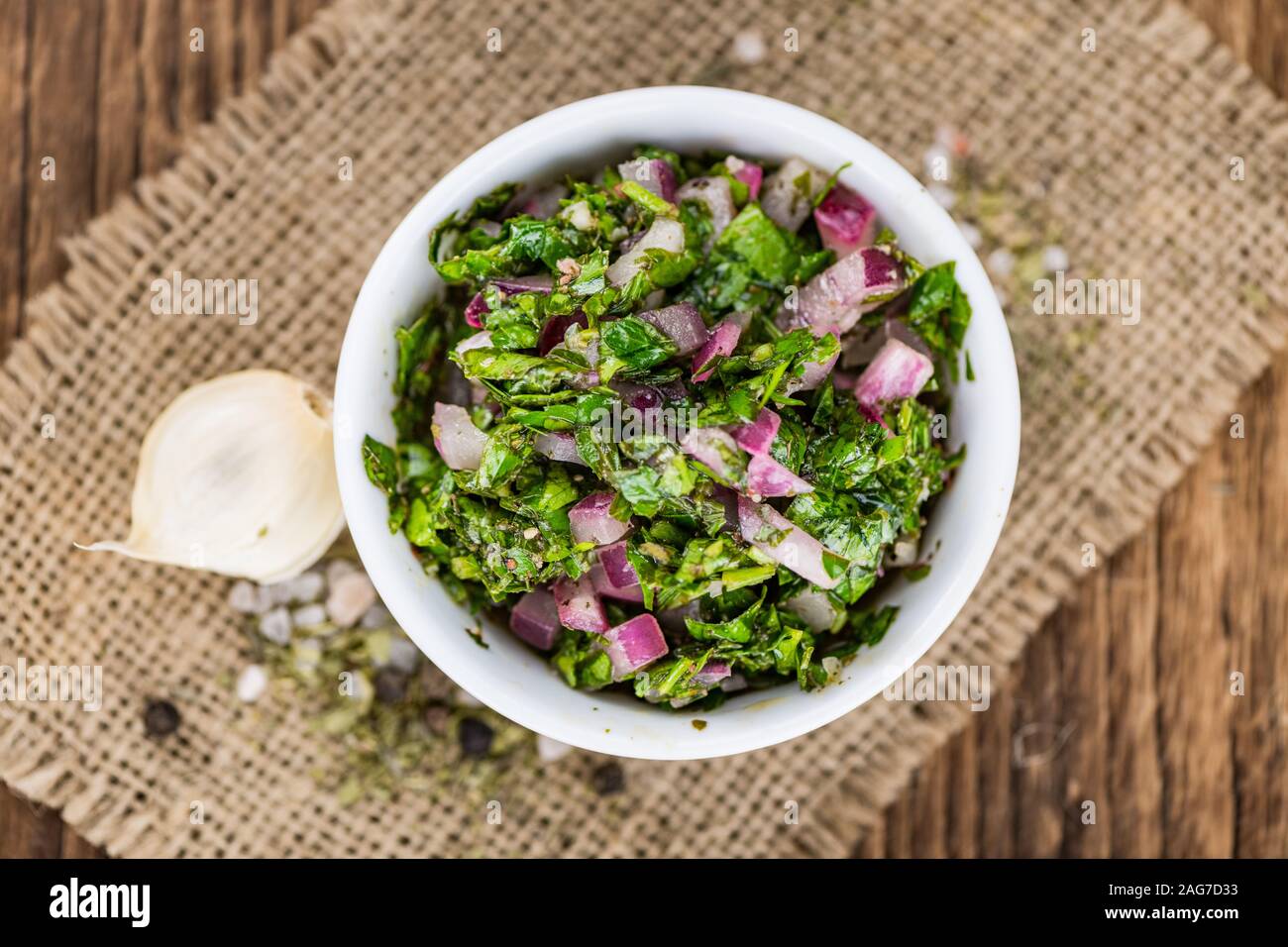 Maison saine sur une table en bois Chimichurri comme détaillé close-up shot (selective focus) Banque D'Images