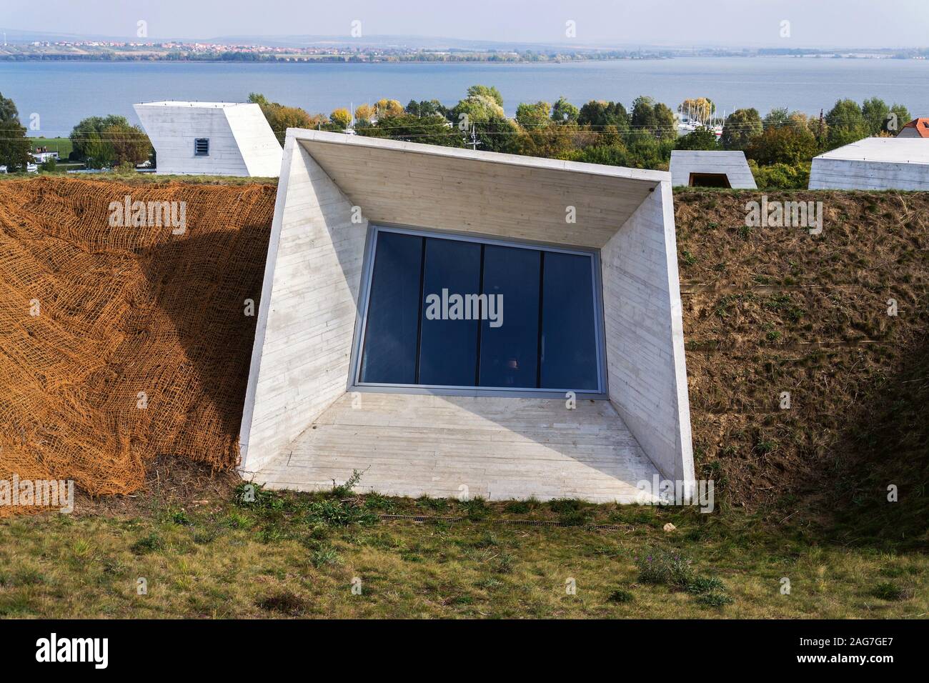 Pièces de béton de Pavlov, parc archéologique de capacités sur les banques de Nove Mlyny réservoir d'eau près des ruines du château Devicky, South Moravia, République Tchèque Banque D'Images