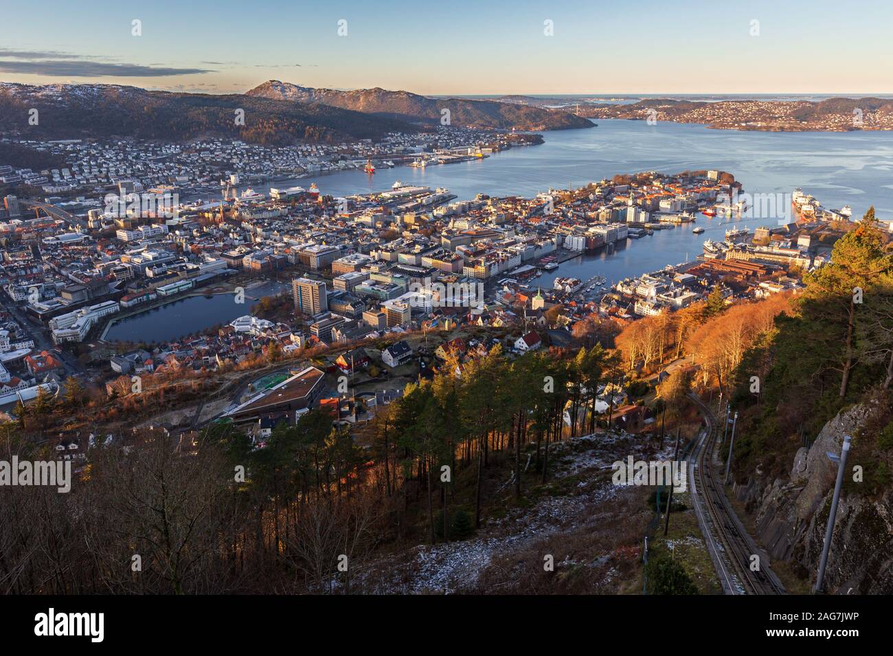 La ville de Bergen et du nord fjord vue depuis le mont Floyen frosty matin en automne. La lumière du soleil sur les bâtiments ci-dessous Earky. les rails du funiculaire dans la bonne Banque D'Images