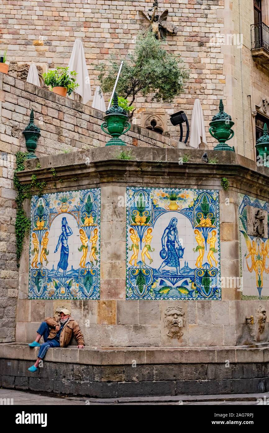 Un homme assis dans le Quartier Gothique Barcelone Espagne Banque D'Images