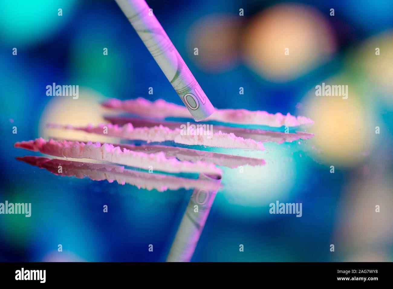 Cologne, Allemagne. Dec 16, 2019. La cocaïne avec une lame de rasoir et l'utilisation de billets de banque dans le monde entier | Crédit : dpa/Alamy Live News Banque D'Images