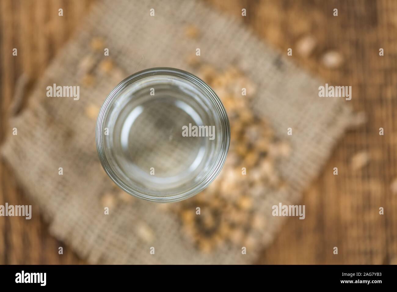 Vintage table en bois avec Liqueur de blé (selective focus ; close-up shot) Banque D'Images