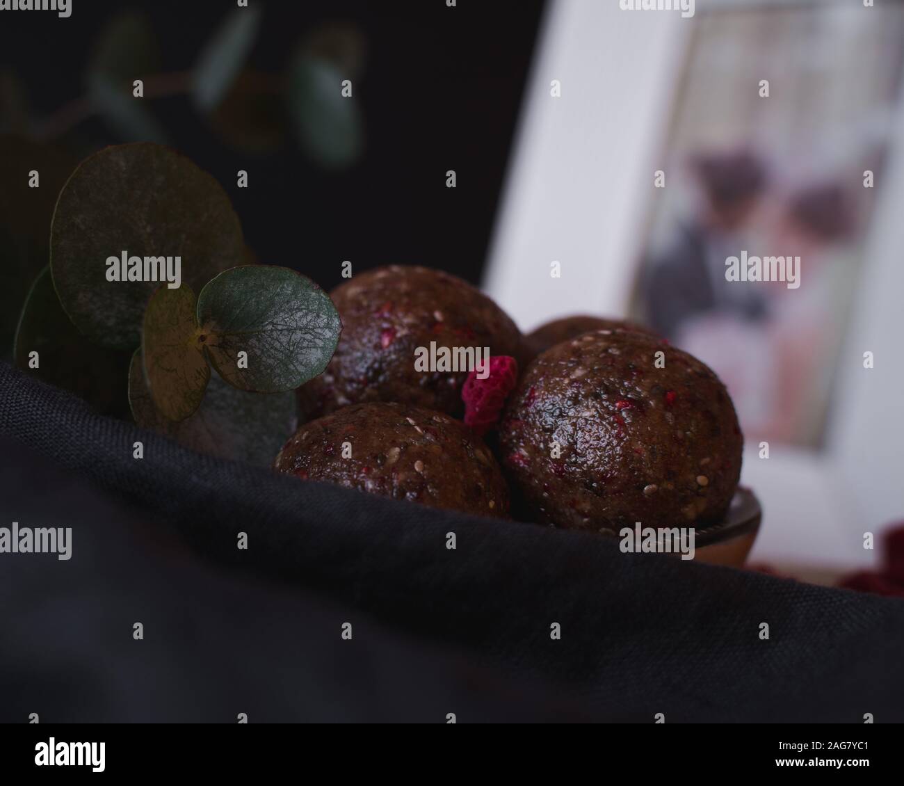 Photo à mise au point sélective grand angle d'un bol de délicieux boules de framboises au chocolat Banque D'Images