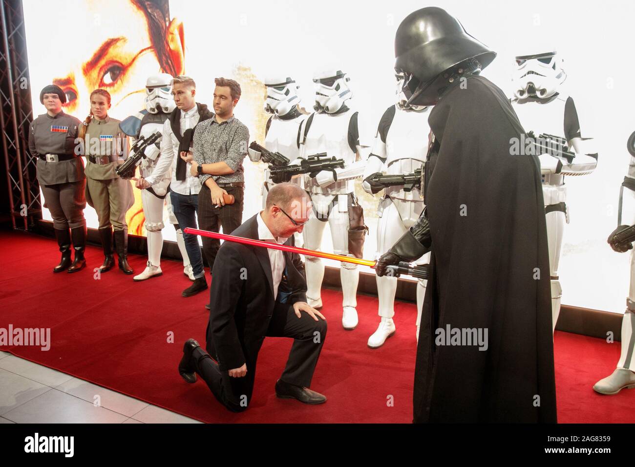 Budapest, Hongrie. 25Th Dec 2019. Les gens prennent part à un VIP projection de 'Star Wars : La montée de Skywalker' à Budapest, Hongrie, le 17 décembre 2019. Credit : Attila Volgyi/Xinhua/Alamy Live News Banque D'Images