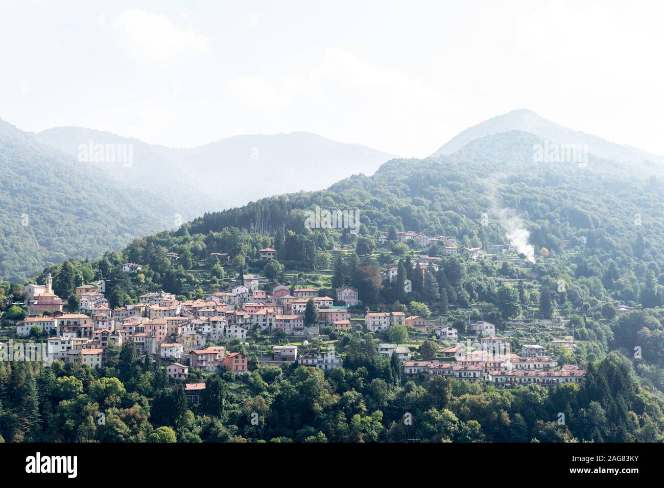 Photo en grand angle de nombreuses maisons similaires dans les montagnes par temps brumeux Banque D'Images