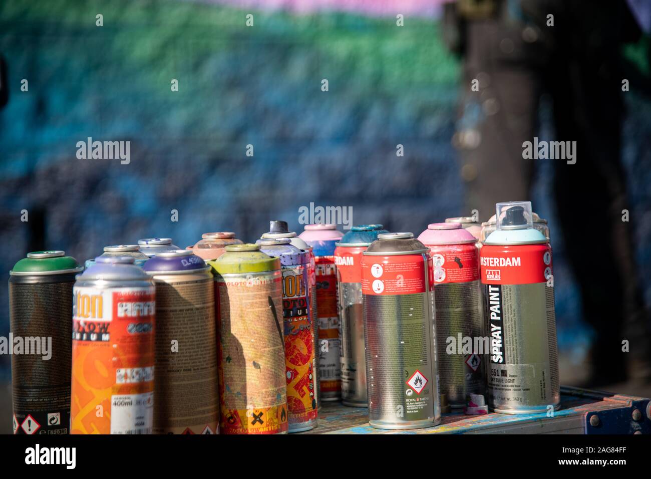 Ebbw Vale, UK - 13 septembre 2019 : bâtiment de peinture, l'artiste graffiti art mural avec les peintures par pulvérisation pour la chouette refuge pour la ville à Ebbw Vale, Wale Banque D'Images