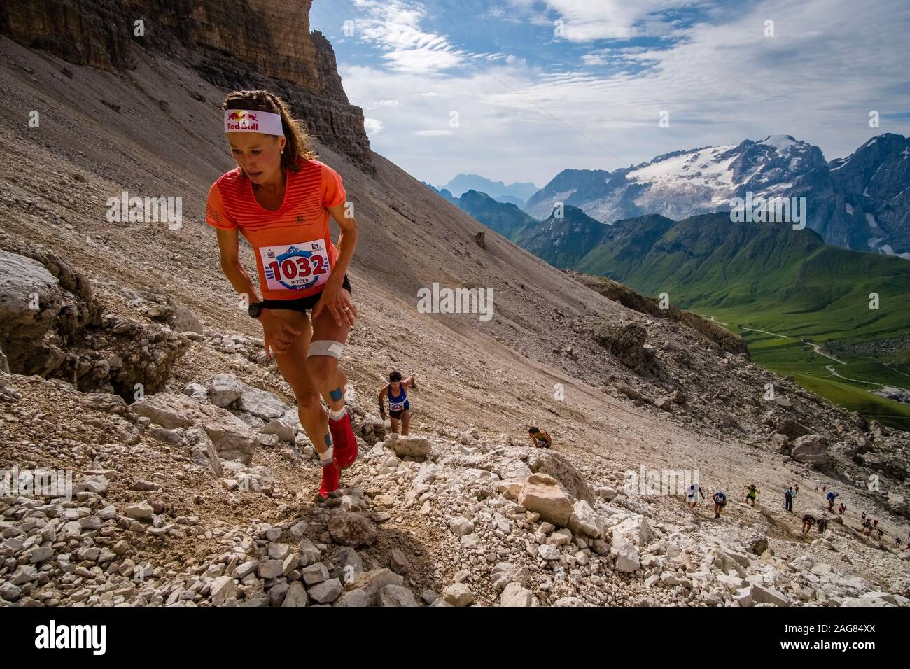 La Swiss Judith Wyder, le plus tard, vainqueur du 2019 Dolomiti Skyrace dans la catégorie femmes, la pente abrupte jusqu'au plateau de Sass Pordoi Banque D'Images