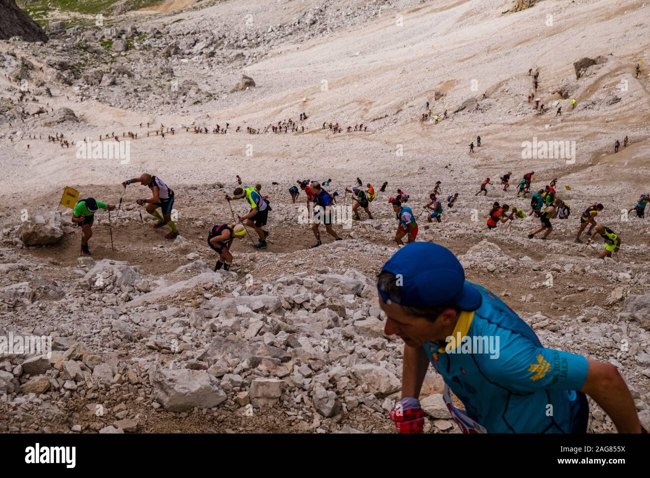 Des centaines de coureurs participant à la course 2019 Dolomiti Skyrace la pente abrupte jusqu'au plateau de Sass Pordoi Banque D'Images