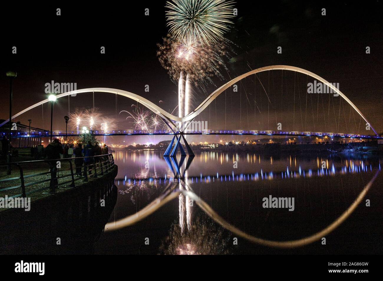 Infinity Bridge, 5 novembre, feux d'artifice Stockton-on-Tees, Teesside, comté de Durham,Angleterre, Royaume-Uni Banque D'Images