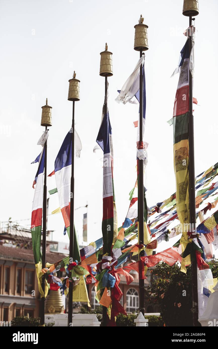 Plan vertical de tissu attaché aux poteaux d'un temple Au Népal Banque D'Images