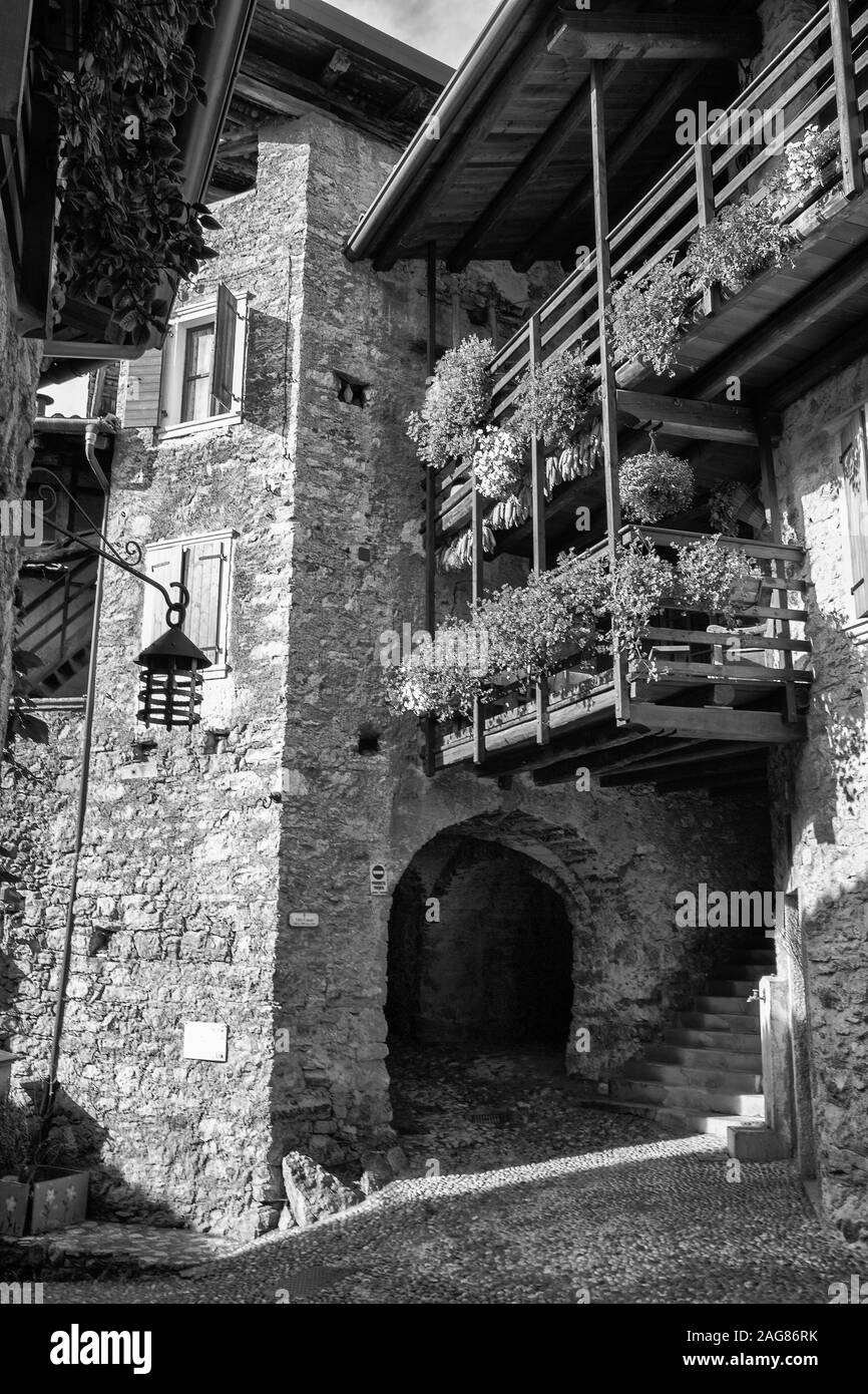 Via Fratelli Bandiera, une ruelle à Canale di Tenno, Trentino-Alto Adige, Italie. Version noir et blanc Banque D'Images