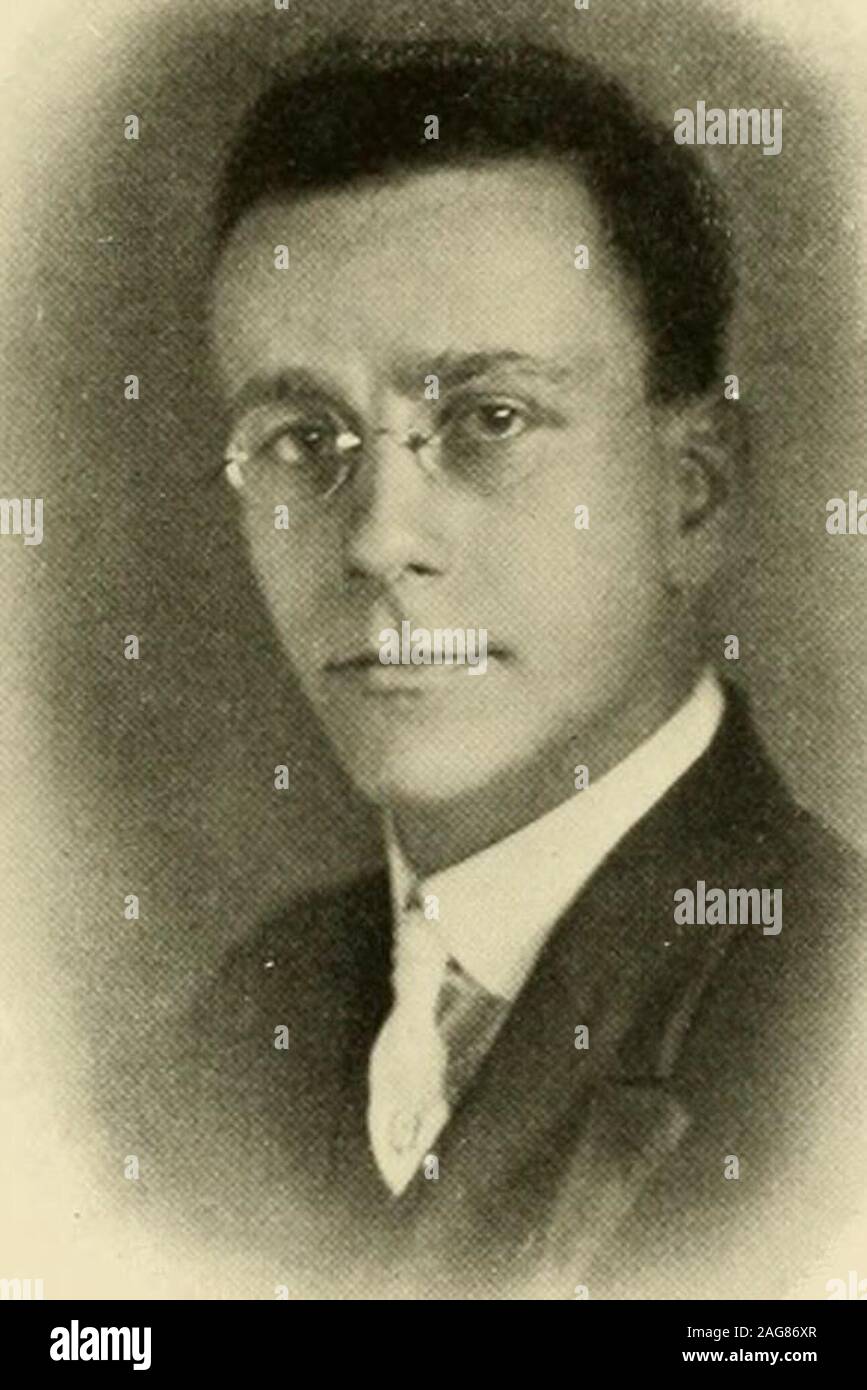 . La Lanthorn 1917. jamais démenti. Livy est une fille de l'imagination sans bornes et d'excellent récitant ( ?)capacité ; par conséquent, il n'a pas été difficile pour elle de poursuivre ses études jusqu'à présent. Sheis parmi les plus populaires co-éditeurs, non seulement en raison de ses qualités en tant qu'étudiant et d'heractivity dans Y. W. C. R. des travaux, mais aussi à cause de son amour d'un bon moment, qu'elle prend en dépit de son Campusings répétées. Il est compétent en mathématiques, par thepcrple laborieux.xing difficultés de la Géométrie analytique et du calcul ; Init nous sommes certains qu'elle neverfail pour mémoriser le nombre d'art Banque D'Images