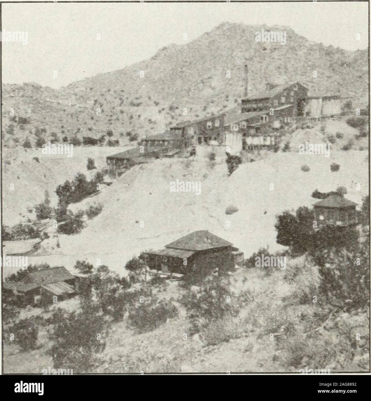 . Annexe aux Journaux du Sénat et l'Assemblée générale de la ... session de l'Assemblée législative de l'État de Californie. ing district, en Sec. 35, S., R. T. 29 40 E.,M. D. M., à environ 3 milles au sud de Randsburg, à une altitude de 4000 pieds.Propriétaire, D. Gunderson. Les collections se composent de 50 acres situé dans 1896.Petite veine dans le schiste. Ore s'exécute 68 $ par tonne en or libre. Fonctionnement 504 MINES ET RESSOURCES MINÉRALES. composé de trois arbres, chaque 100 pieds de profondeur et de courtes galeries. Équipements de la mine se compose de horse-caprice, automobile et habitation. La réduction du minerai à l'usine personnalisée RedDog Trois hommes employés. Produit 10 000 $ à da Banque D'Images