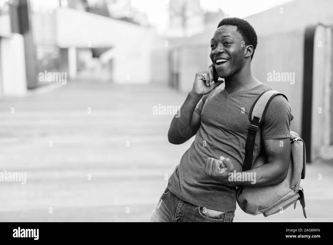 Beau jeune homme sac à dos de transport touristique africain dans les rues à l'extérieur Banque D'Images