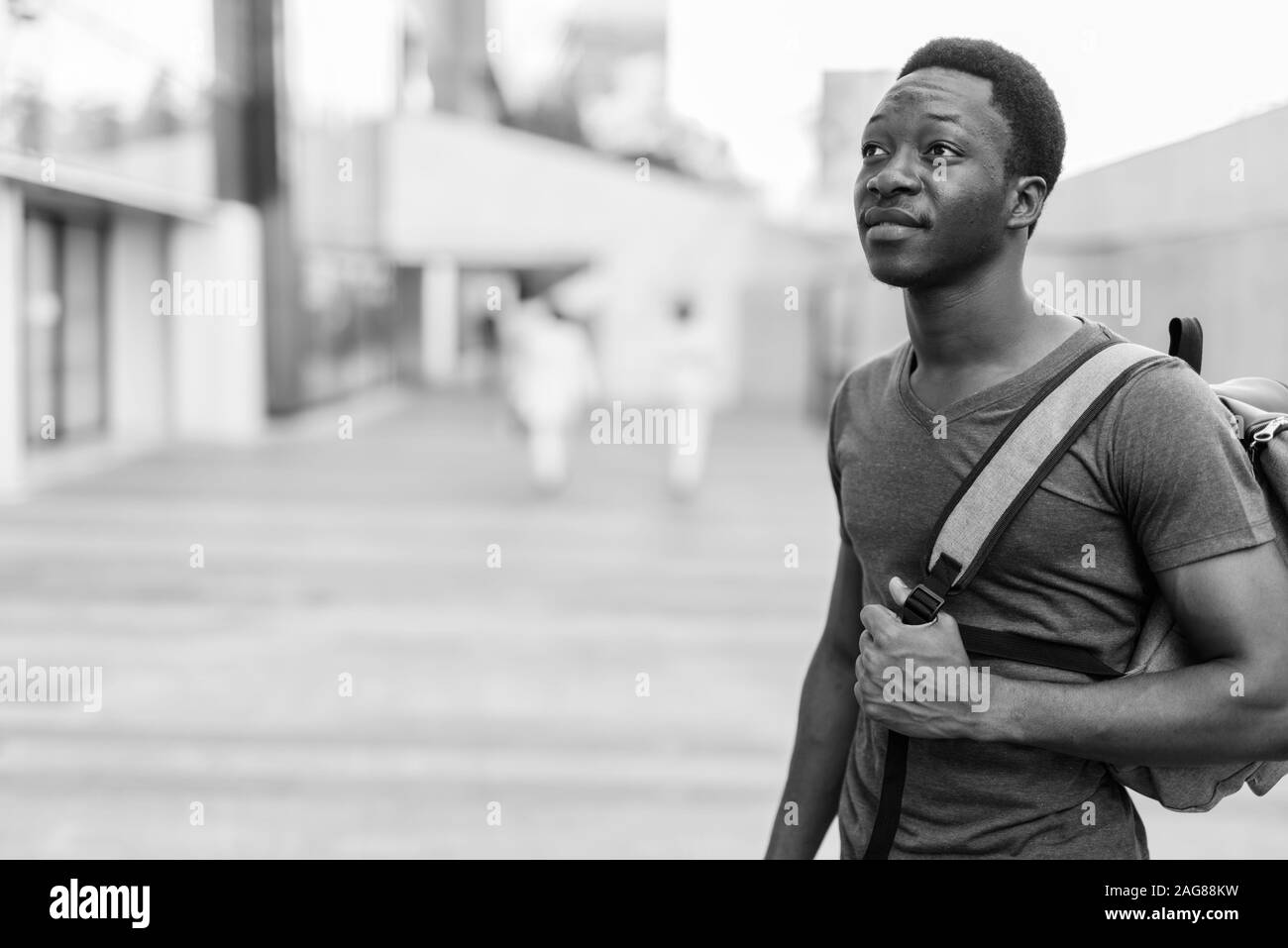 Beau jeune homme sac à dos de transport touristique africain dans les rues à l'extérieur Banque D'Images