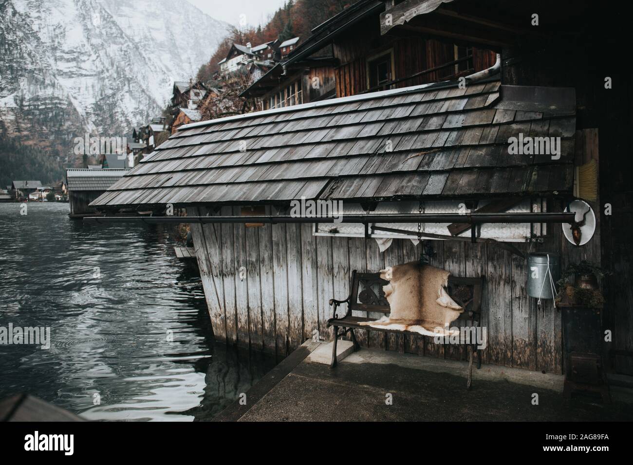 Belle photo d'une maison en bois au bord de un lac par temps froid d'hiver Banque D'Images