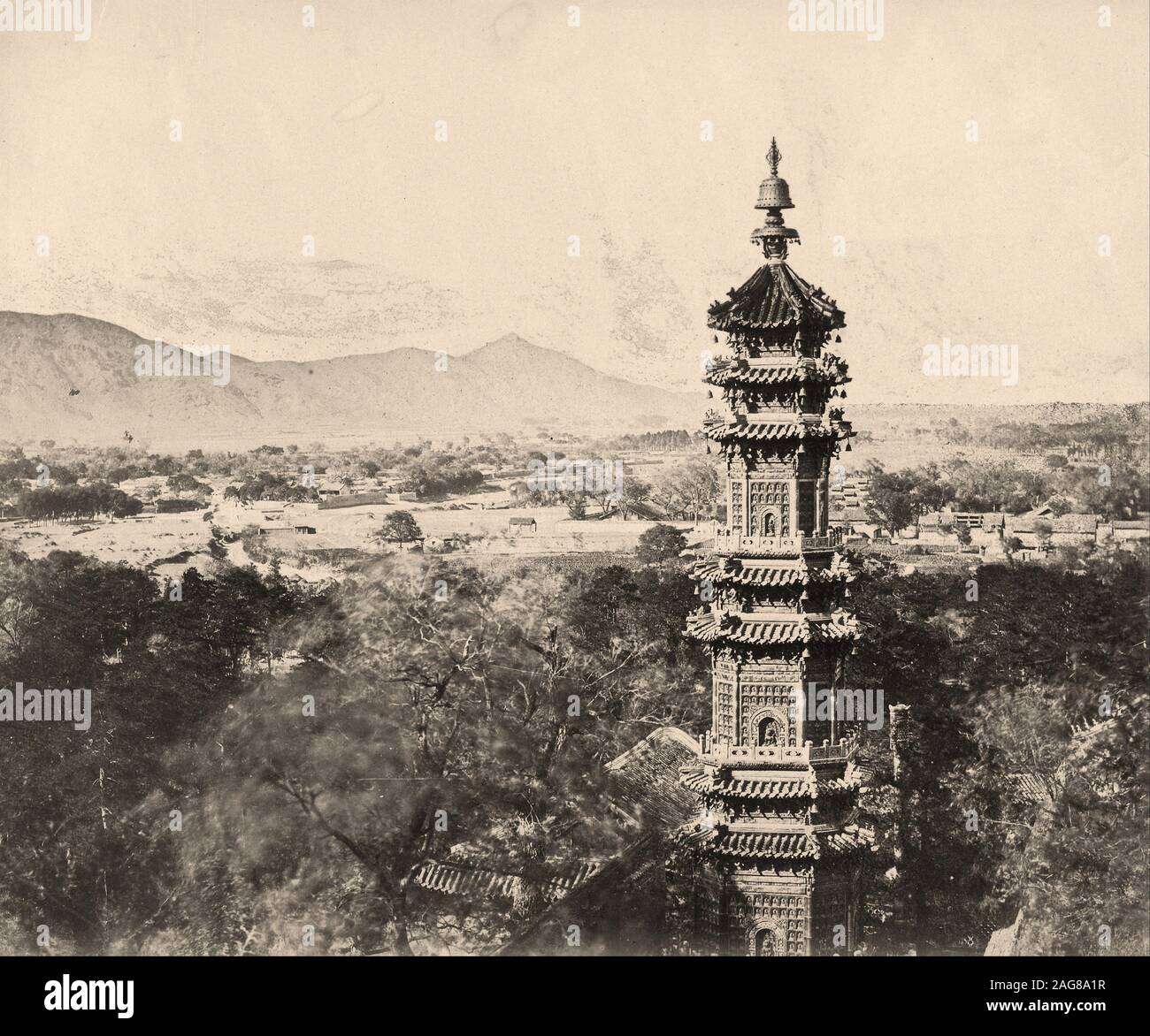 Felice Beato (1832 - 1909) - Vue du palais d'été. Pagode Yuan Ming Yuan. Avant l'incendie, Pékin, le 18 octobre 1860 Banque D'Images