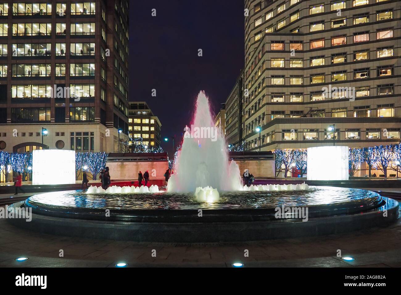 Vue sur les rues et les bâtiments du quartier des affaires de Canary Wharf à Londres, au Royaume-Uni en hiver. Banque D'Images