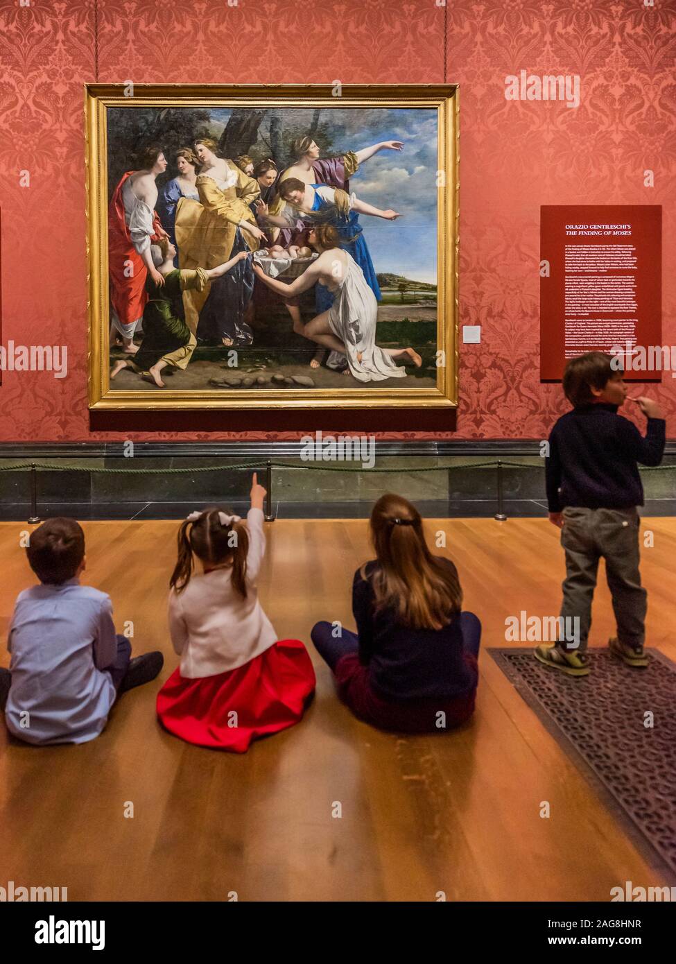 Londres, Royaume-Uni. Dec 18, 2019. Les enfants du personnel et de l'Archevêque Sumner School à Kennington ar la première à voir le tableau suivant l'acquisition, - Le directeur de la Galerie nationale, le Dr Gabriele Finaldi annonce que le constat de Moïse, années 1630, par Orazio Gentileschi a été enregistrée pour la galerie. Le coût total était de £22m dont le coût net pour la galerie a été €19,5m en partie financé par £2m de membres du public, 2,5 M € du Fonds du patrimoine national et Memoriual £1m Art Fund. Crédit : Guy Bell/Alamy Live News Banque D'Images