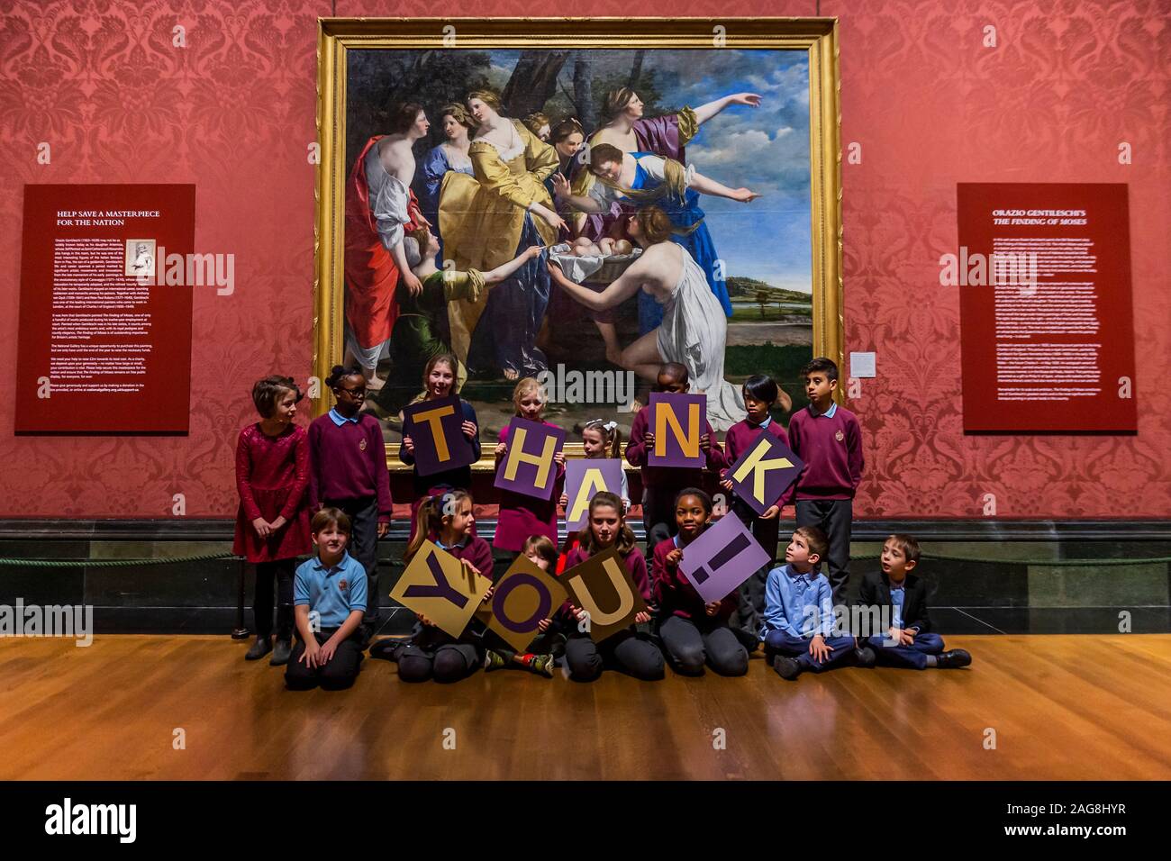 Londres, Royaume-Uni. Dec 18, 2019. Les enfants du personnel et de l'Archevêque Sumner School à Kennington ar la première à voir le tableau suivant l'acquisition, - Le directeur de la Galerie nationale, le Dr Gabriele Finaldi annonce que le constat de Moïse, années 1630, par Orazio Gentileschi a été enregistrée pour la galerie. Le coût total était de £22m dont le coût net pour la galerie a été €19,5m en partie financé par £2m de membres du public, 2,5 M € du Fonds du patrimoine national et Memoriual £1m Art Fund. Crédit : Guy Bell/Alamy Live News Banque D'Images