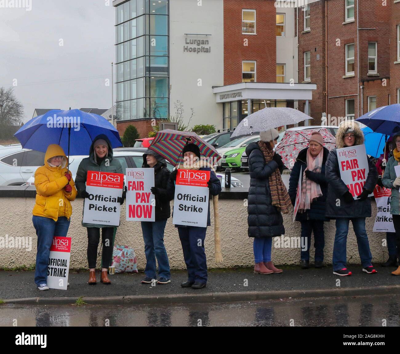 Lurgan Hôpital, County Armagh, en Irlande du Nord, Royaume-Uni. 18 Dec 2019. action de grève par le Collège Royal des soins infirmiers, de l'unisson, s'unir et NIPSA a entraîné des perturbations importantes à tous les services de soins de santé et sociaux dans toute l'Irlande du Nord. On estime à plus de 15 000 infirmières (MRC et de l'unisson) ont été établies à faire grève aujourd'hui pour 12 heures. La grève a un impact énorme sur les nominations, de traitement, de la procédure et des services dans les soins de santé et la protection sociale en Irlande du Nord. L'action de grève à Lurgan. Crédit : David Hunter/Alamy Live News. Banque D'Images