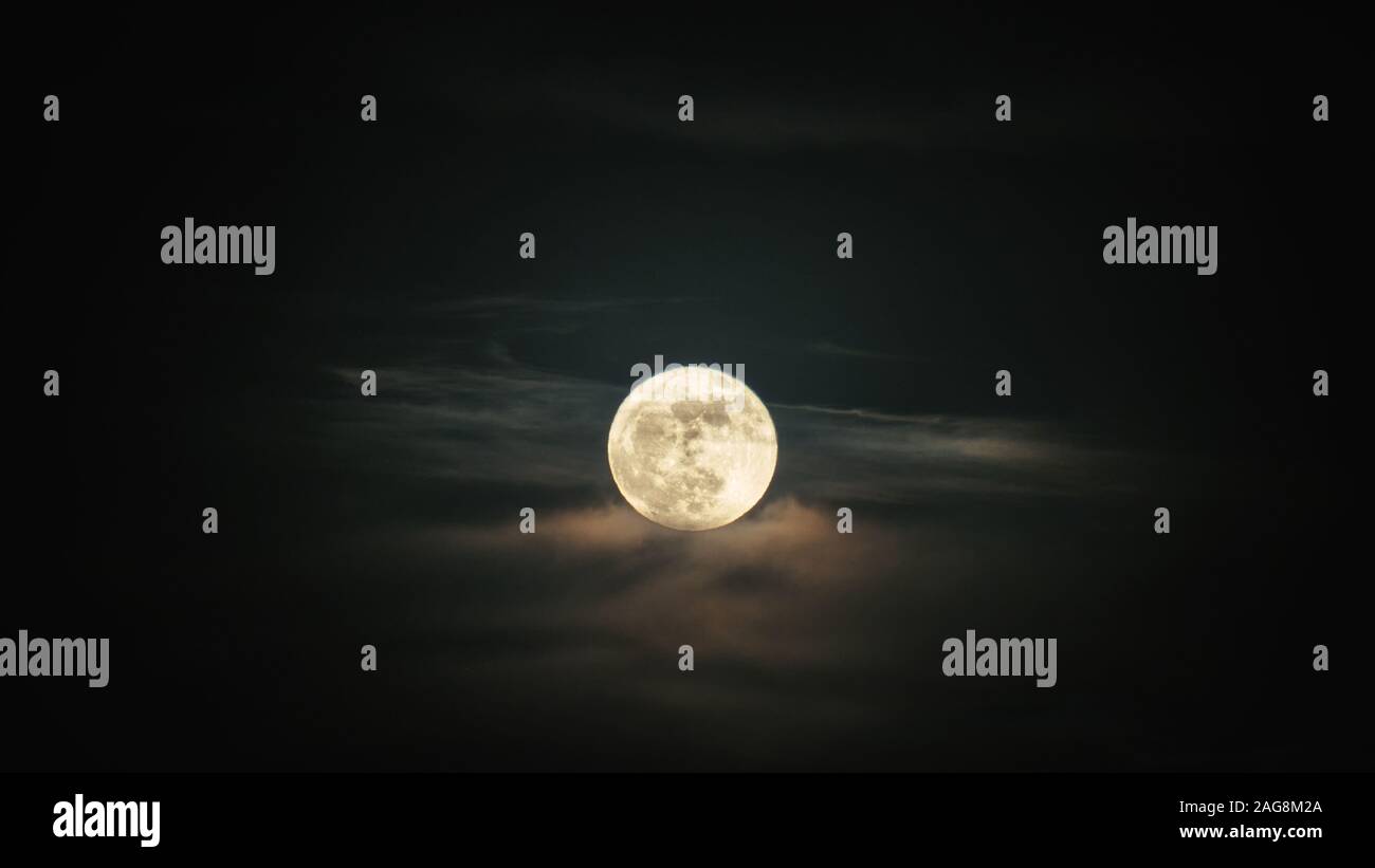 Pleine lune sur les nuages Banque D'Images