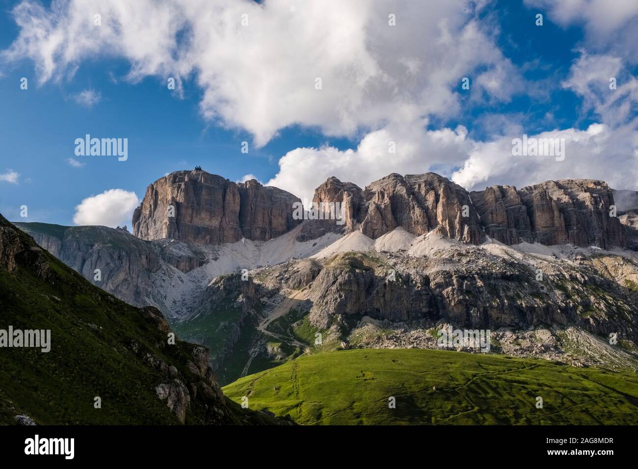 Falaises de Steep Rock du plateau Sass Pordoi et la station de téléphérique au sommet, vu de près de Pordoi Passo Pordoi pass, Banque D'Images