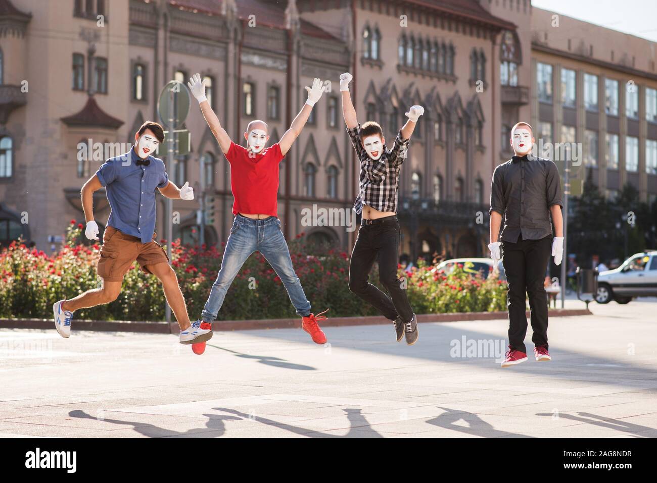 Un groupe de mimes jump pour une photo Banque D'Images