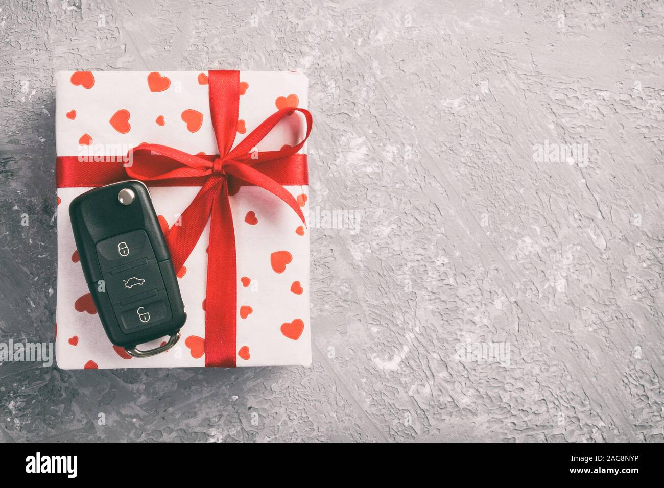 Voiture gris avec ruban rouge foncé sur fond noir. cadeau parfait présent  Photo Stock - Alamy