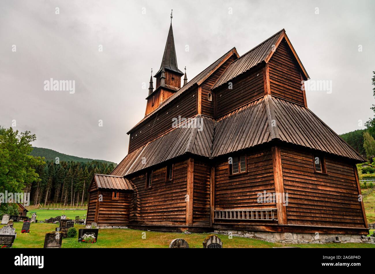 Photo en bas angle de l'église Kaupanger Stave à Kaupanger, Norvège Banque D'Images