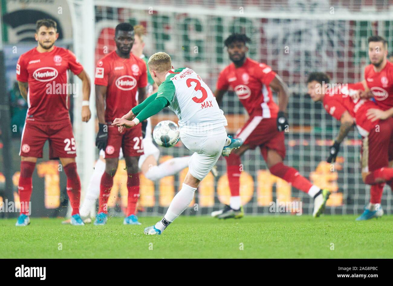 Football Augsburg-Düsseldorf , Augsburg, Dec 17, 2019. Philipp MAX, CAF 31 partitions, shoots but pour 3-0, Steffen ZACK, 24 DHS Erreur FC AUGSBURG - FORTUNA DÜSSELDORF - DFL RÈGLEMENT INTERDIT TOUTE UTILISATION DES PHOTOGRAPHIES comme des séquences d'images et/ou quasi-vidéo - 1.ligue de soccer allemand , Augsburg, 17 décembre 2019. Saison 2019/2020, journée 16, © Peter Schatz / Alamy Live News Banque D'Images