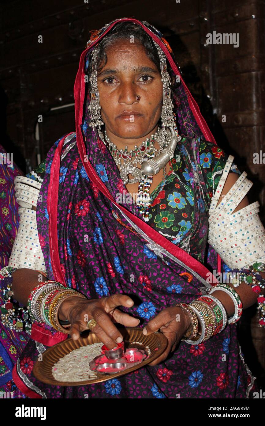 Habillé traditionnellement Gujarati Femme, Little Rann de Kutch, Gujarat, Inde Banque D'Images