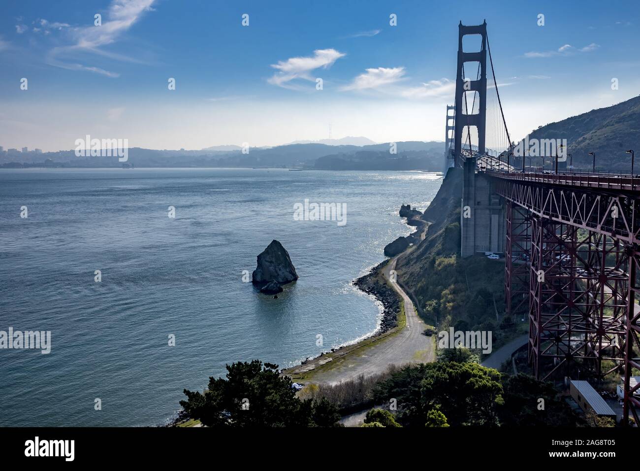 Photo en grand angle du pont du Golden Gate de San Fransisco avec l'océan sous le ciel calme Banque D'Images