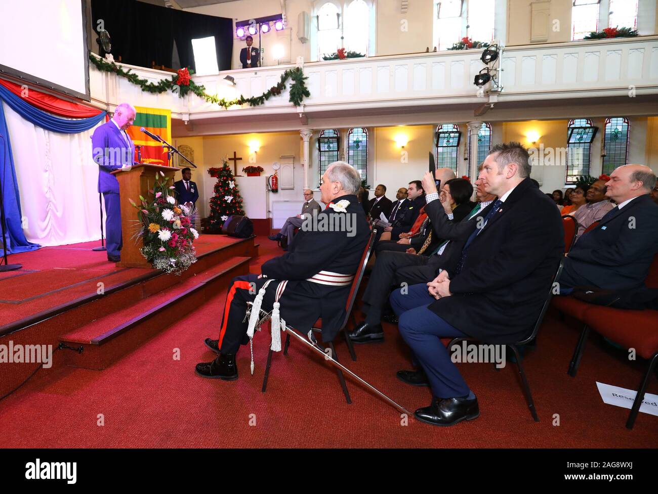 Le Prince de Galles fait un discours qu'il assiste à un service de l'avent à l'Emmanuel Christian Fellowship Church à Londres pour se souvenir de ceux qui sont touchés par les attaques de Pâques au Sri Lanka. Banque D'Images