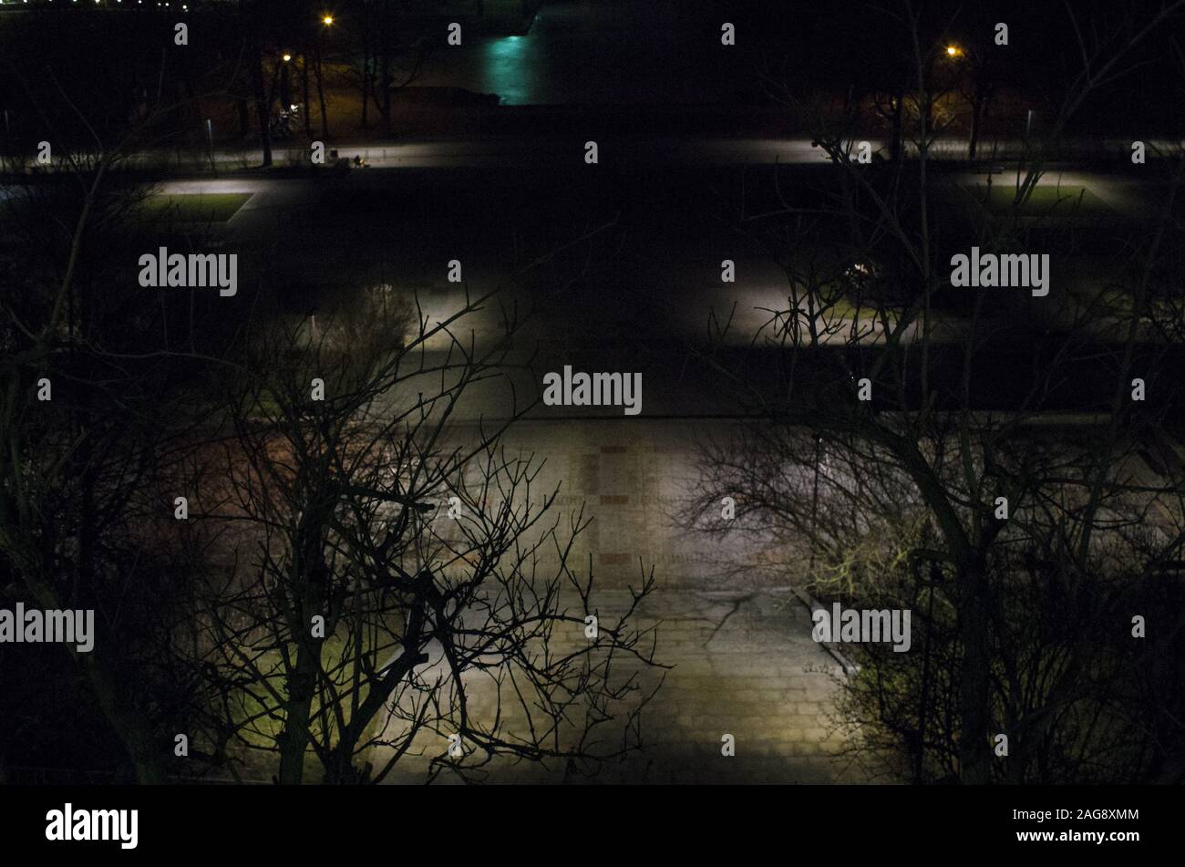 Vue de nuit sur le parc éclairé par spots, Krolewiecka 126 Park, Varsovie, Pologne Banque D'Images