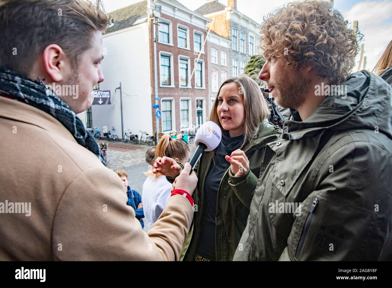 Va, aux Pays-Bas. Dec 18, 2019. Va, Grote Markt, 18-12-2019, la deuxième édition de 3FM demande sérieuse : La ligne de vie. Les DJs à pied à partir de cette année va à Groningen. La radio dj's Mark Jorien, Frank van der Légende et Eva Koreman et Sander Hoogendoorn un Herman Hofman. Credit : Pro Shots/Alamy Live News Banque D'Images