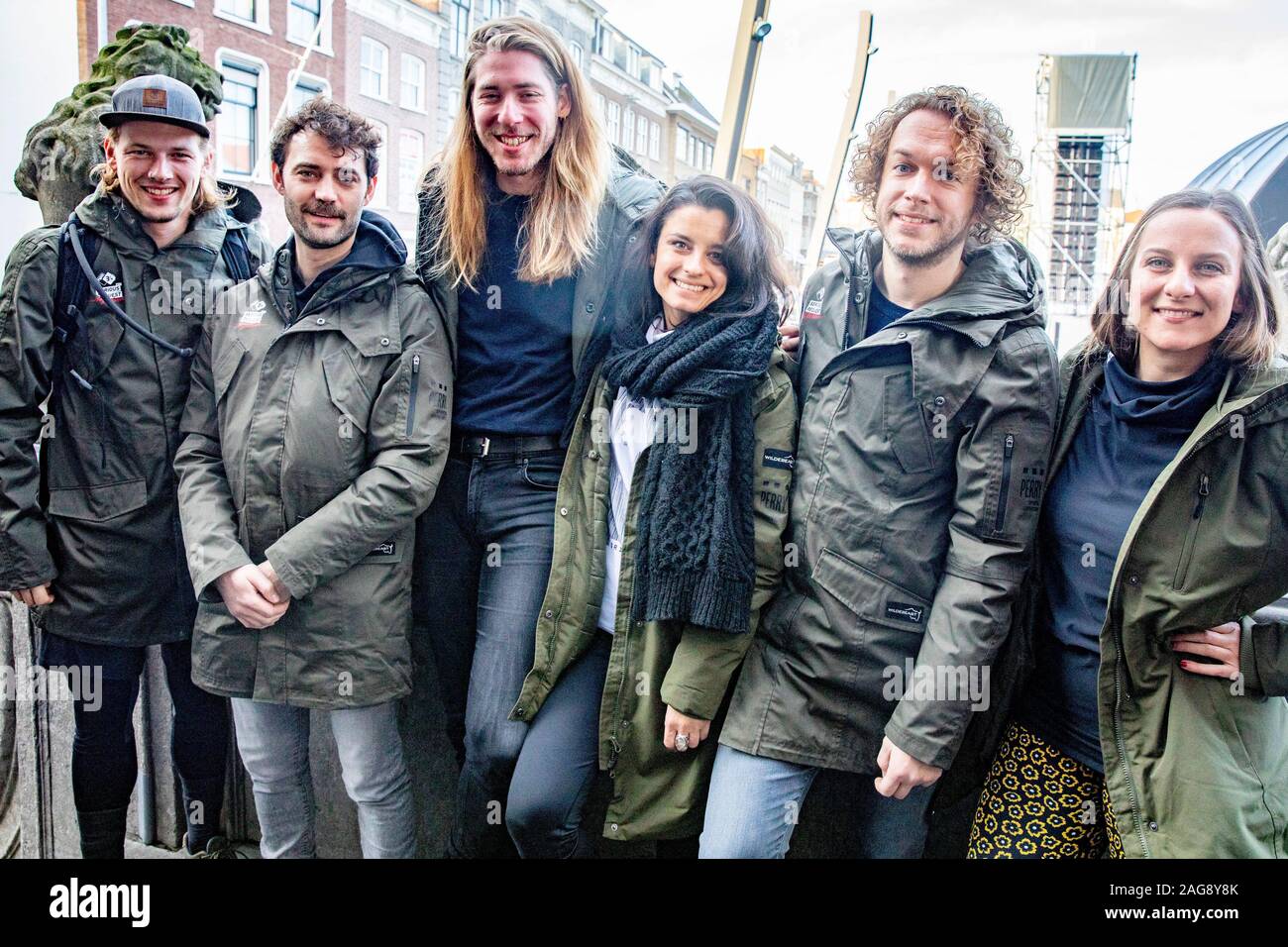 Va, aux Pays-Bas. Dec 18, 2019. Va, Grote Markt, 18-12-2019, la deuxième édition de 3FM demande sérieuse : La ligne de vie. Les DJs à pied à partir de cette année va à Groningen. La radio dj's Mark Jorien, Frank van der Légende et Eva Koreman et Sander Hoogendoorn un Herman Hofman. Credit : Pro Shots/Alamy Live News Banque D'Images