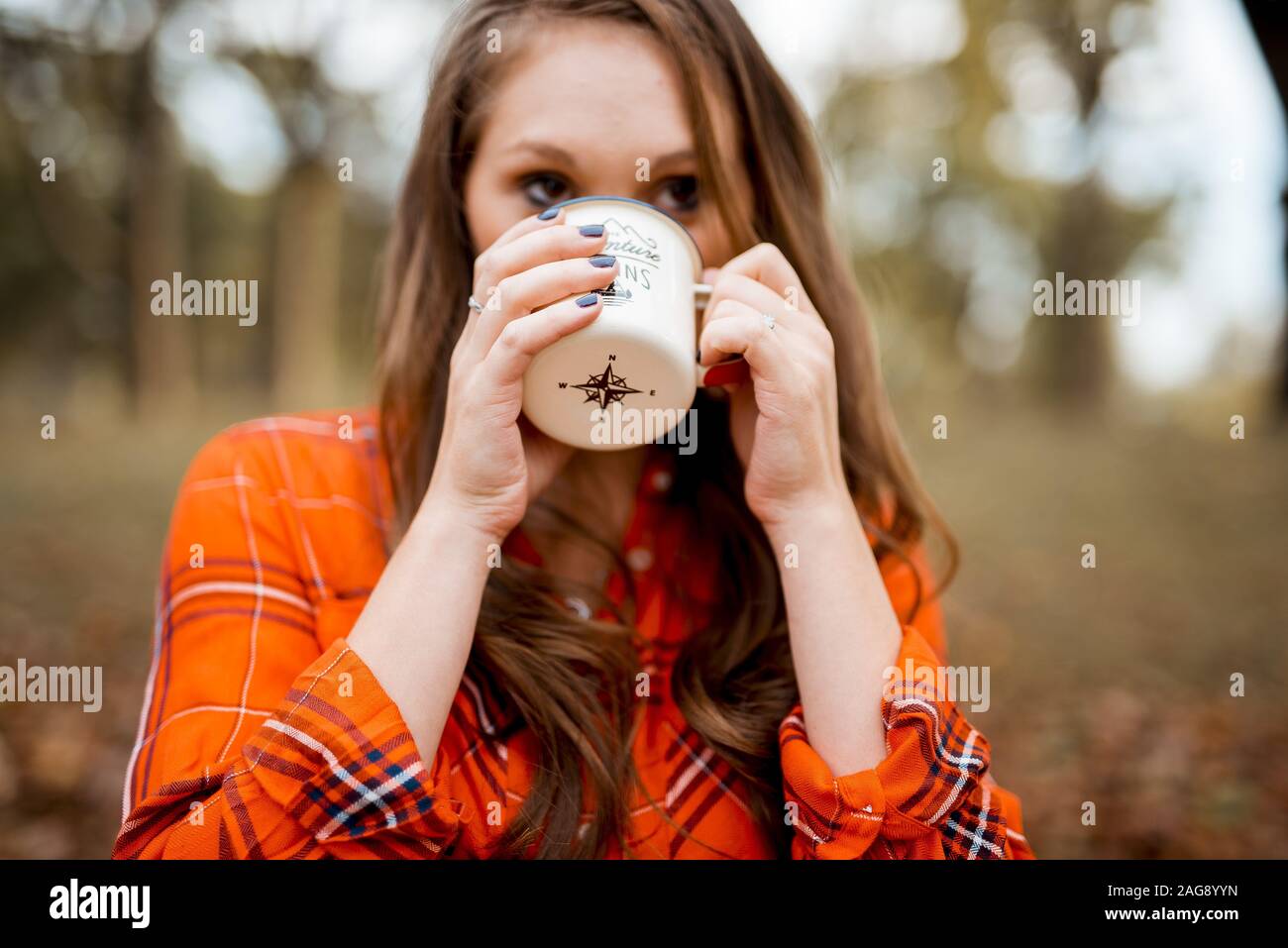 Gros plan d'une femme buvant un café avec un flou arrière-plan Banque D'Images