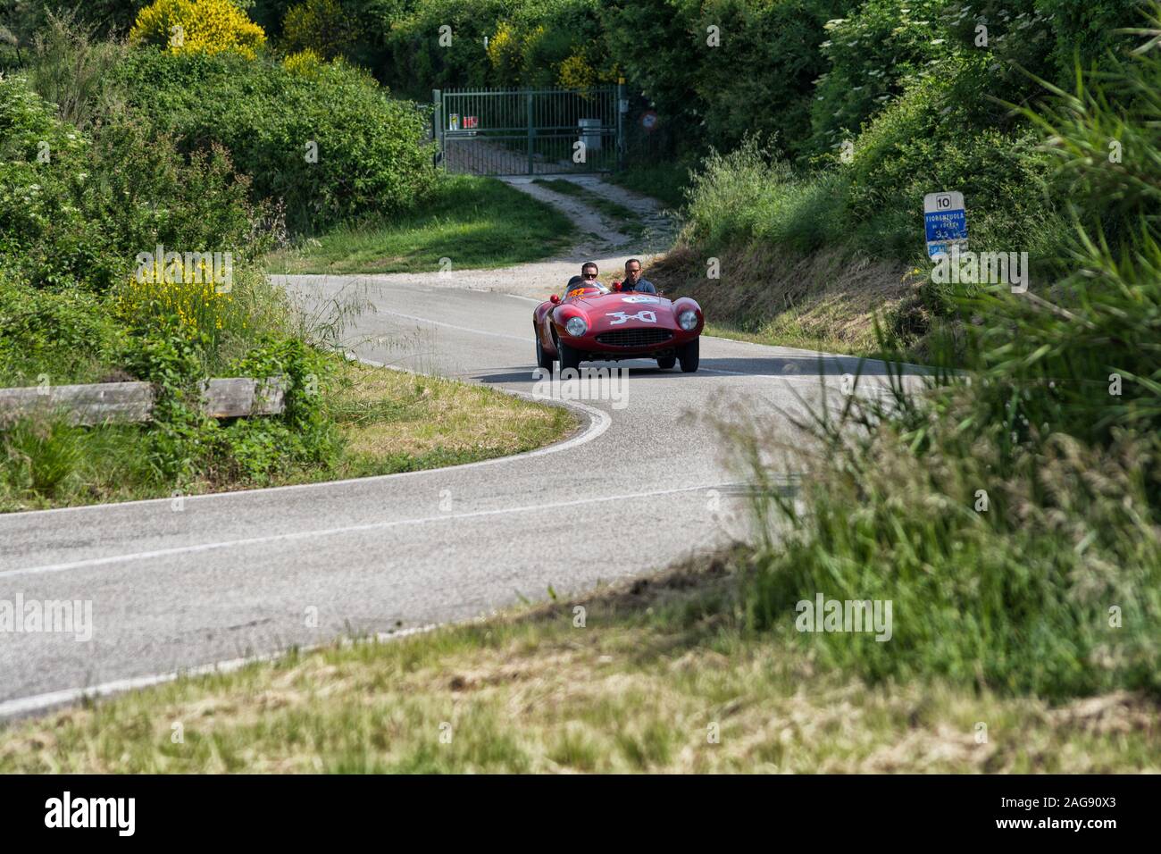 FERRARI 500 SCAGLIETTI SPIDER MONDIAL 1954 sur une vieille voiture de course en rallye Mille Miglia 2018 la célèbre course historique italien (1927-1957) Banque D'Images