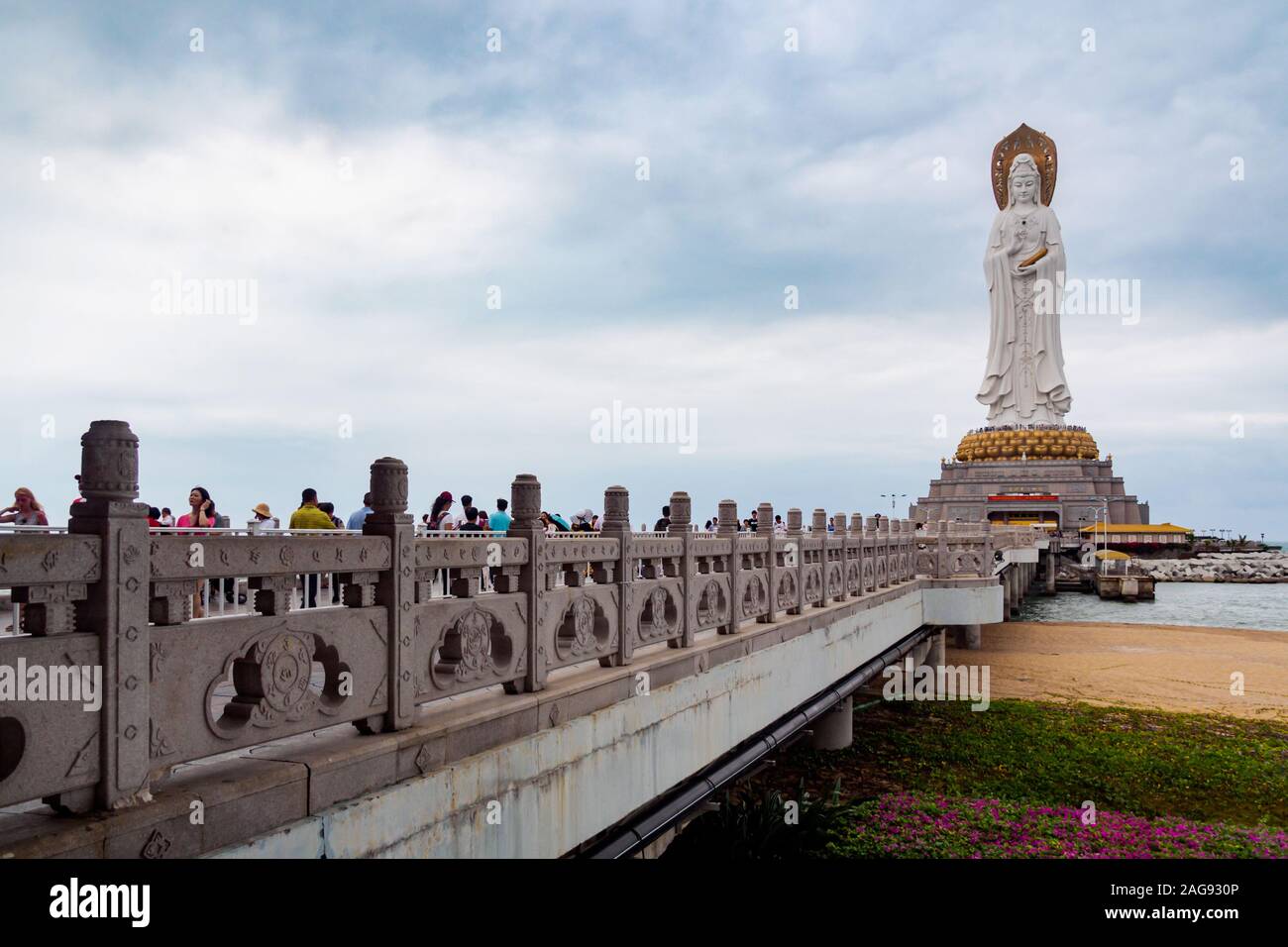 Parc culturel de Nanshan, Hainan, Chine - 5 mar 2019 - Les touristes et les dévots traverser un pont à la célèbre statue de la Déesse de la miséricorde, Guanyin / Guan Banque D'Images