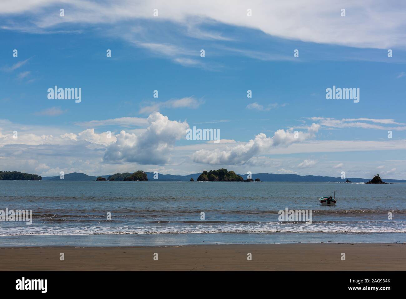 Belle photo des vagues calmes de l'océan se déplaçant vers le rivage à Santa Catalina, Panama Banque D'Images
