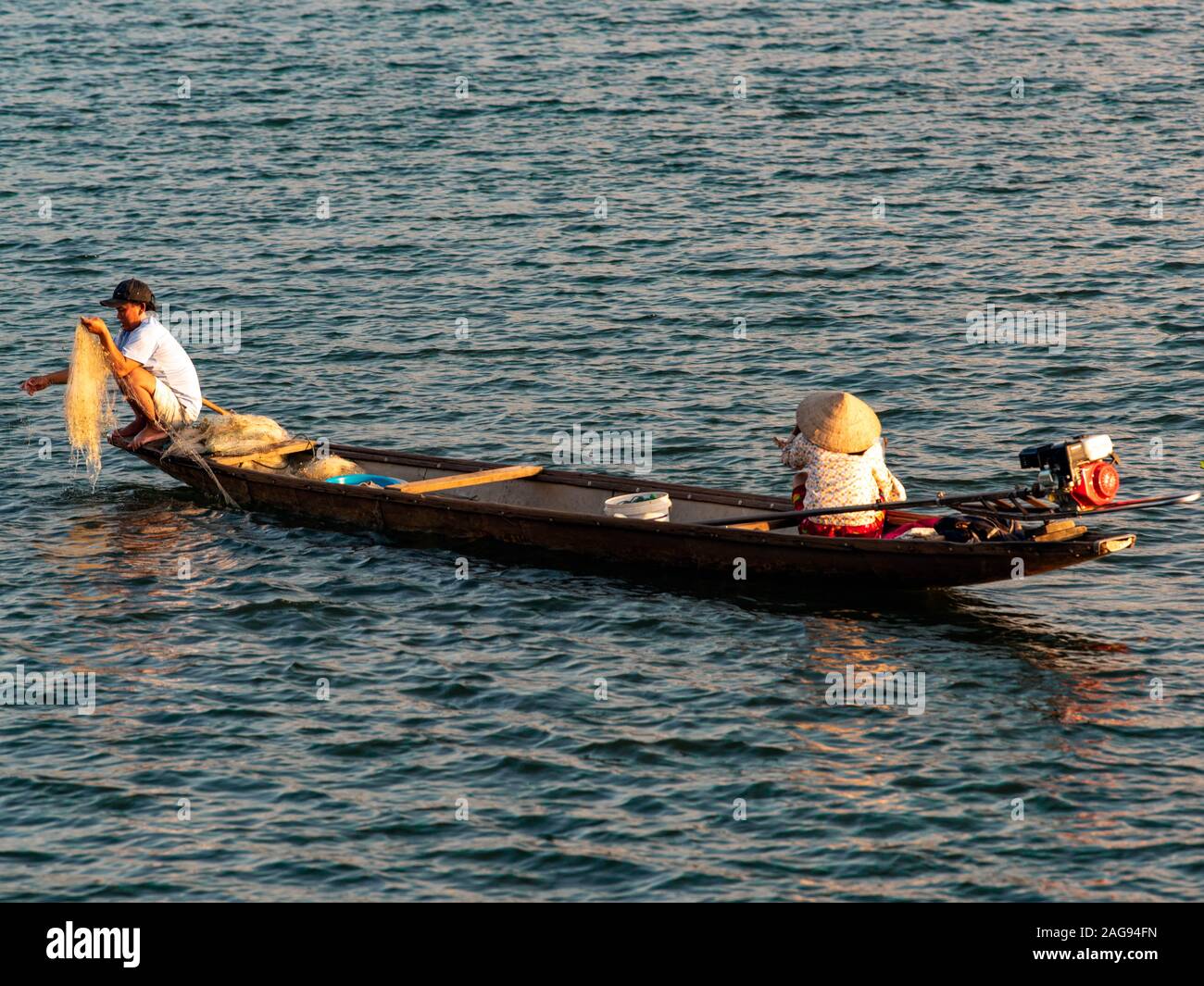 Un couple de pêcher sur la rivière des Parfums à Hue, Vietnam Banque D'Images