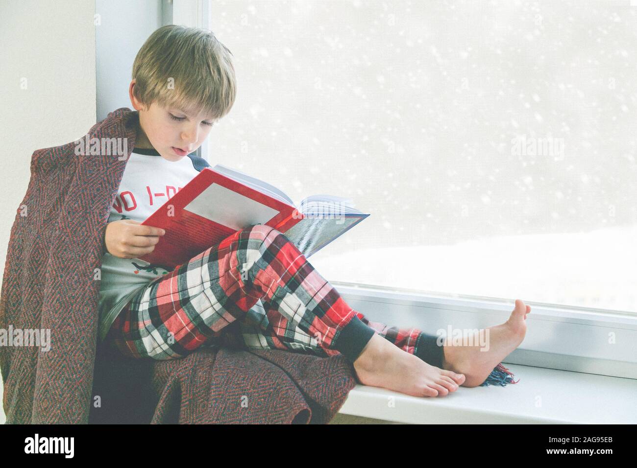 Livre enfant lit par la fenêtre. Beau temps d'hiver avec la neige qui tombe  Photo Stock - Alamy