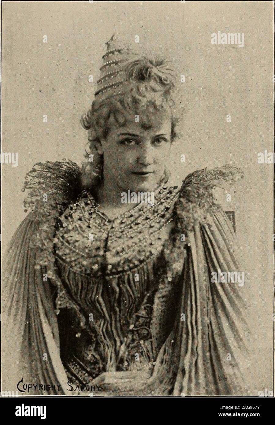 . Programme de souvenirs et de l'Actors' Fund juste, Madison Square Garden, May 2d, 3d, 4e, 5e, 6e, 7e, 1892. Zi)ySAi sjjj^Xadies j) Célébrée chapeaux p^ 'iA AAI alking - ats et le parapluie de soie Dunlap. 178 & iSo Fifth Ave., pari. 22d et 23d Rue et Broadway, près de181 Cortlandt St., New York. Palmer House, Chicago. 914 Chestnut St., Phila. Médaille d'or, l'Exposition de Paris, 1889. Les ORGANISMES RECONNUS DANS TOUTES LES PRINCIPALES VILLES. 42. LILLIAN RUSSELL. Seul T)de la Division Dépôt et célébré Q %3u>gt;6&irrt des gants blancs. Chas, T. Jones, j'ai/Tpor( : ?r&gt ;^ Détaillant, 1163 Broadway. Exclusivement G Banque D'Images