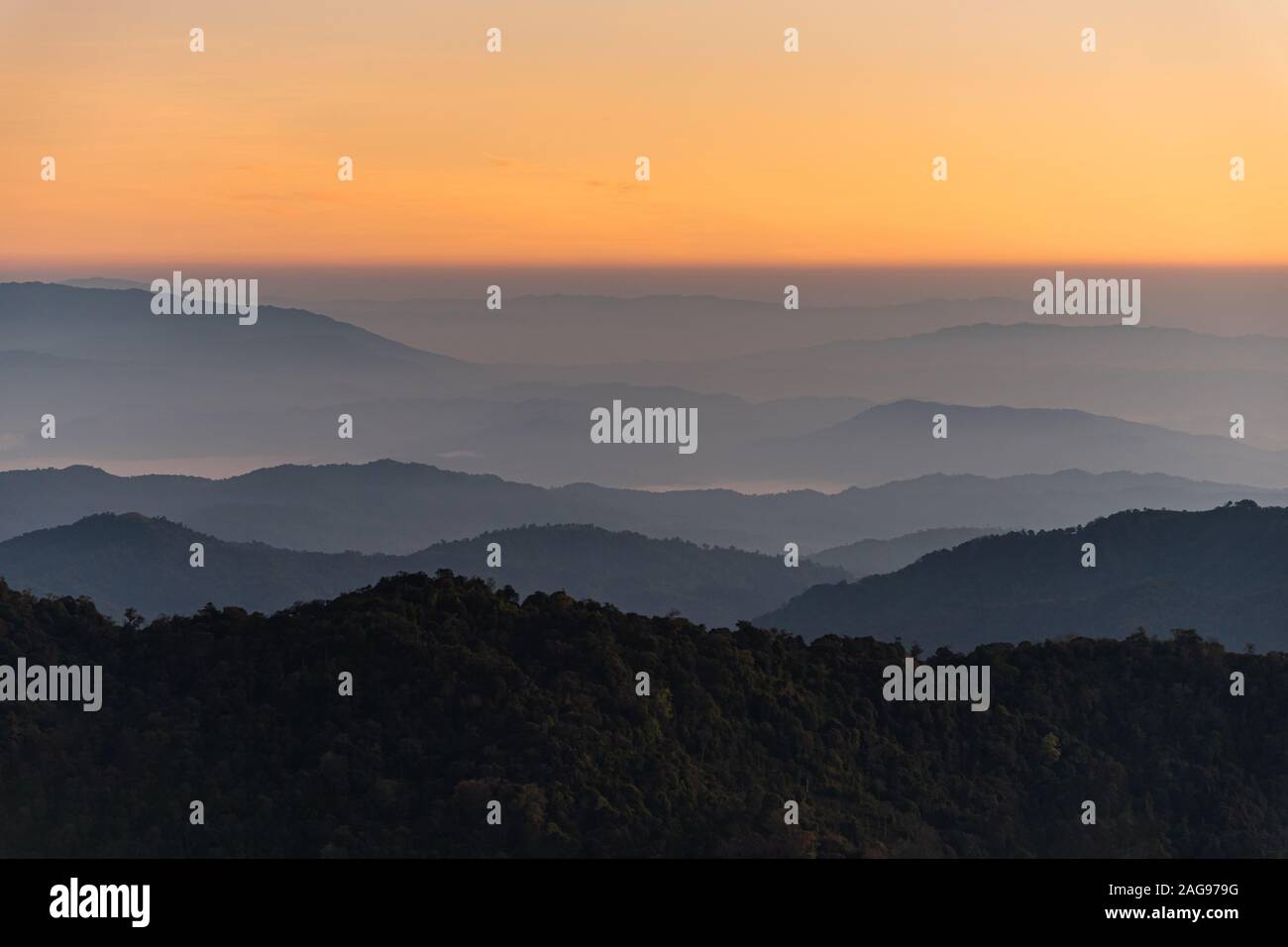 Gamme de montagne dans la brume avec décor soleil horizon Banque D'Images
