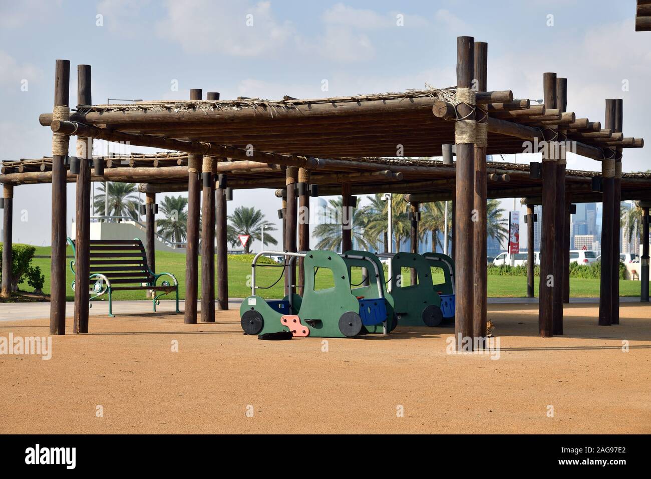 Doha, Qatar - novembre 21. 2019. Terrain de jeu avec pare-soleil en bois dans le jardin Souq Waqif Banque D'Images